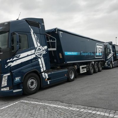 Tahač Volvo s návěsem - vozový park společnosti TFY